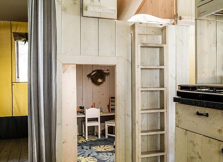 Das Strandzelt fuer 6 Personen in Julianadorp bietet ein luxurioeses Glamping-Erlebnis an der Nordseekueste von Nordholland mit einer geraeumigen Veranda.