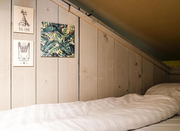 Das Strandzelt fuer 6 Personen in Julianadorp bietet ein luxurioeses Glamping-Erlebnis an der Nordseekueste von Nordholland mit einer geraeumigen Veranda.