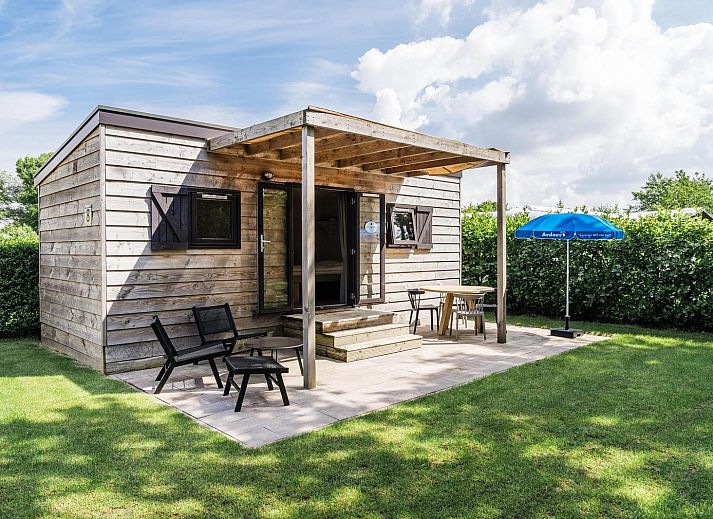 Geniessen Sie die Ruhe und den Frieden in der Woodlodge fuer 4 Personen in Julianadorp, Nordseekueste. Entspannen Sie sich auf der Terrasse dieses charmanten Ferienhauses.