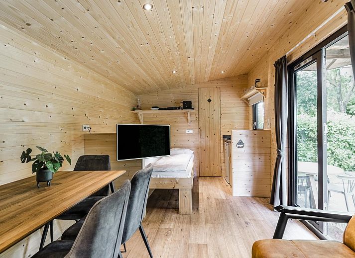 Geniessen Sie die Ruhe und den Frieden in der Woodlodge fuer 4 Personen in Julianadorp, Nordseekueste. Entspannen Sie sich auf der Terrasse dieses charmanten Ferienhauses.