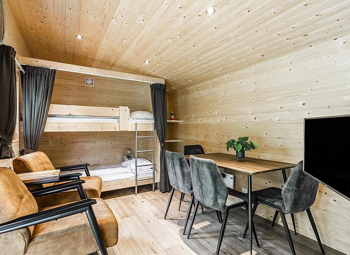 Geniessen Sie die Ruhe und den Frieden in der Woodlodge fuer 4 Personen in Julianadorp, Nordseekueste. Entspannen Sie sich auf der Terrasse dieses charmanten Ferienhauses.