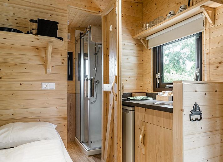 Geniessen Sie die Ruhe und den Frieden in der Woodlodge fuer 4 Personen in Julianadorp, Nordseekueste. Entspannen Sie sich auf der Terrasse dieses charmanten Ferienhauses.