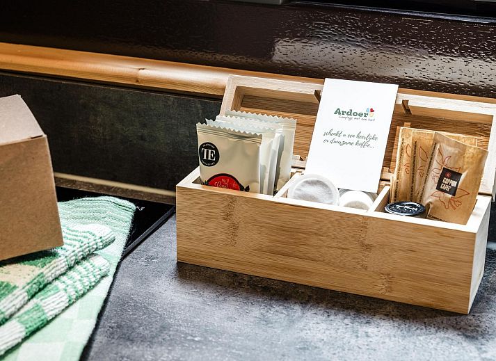 Geniessen Sie die Ruhe und den Frieden in der Woodlodge fuer 4 Personen in Julianadorp, Nordseekueste. Entspannen Sie sich auf der Terrasse dieses charmanten Ferienhauses.