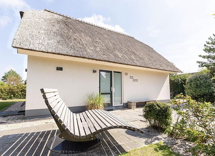 Luftaufnahme des freistehenden Hauses in Julianadorp, Ferienhaus an der Nordseekste in Nordholland, umgeben von Natur und in der Nhe des Meeres.