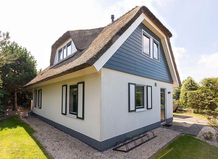 Luftaufnahme des freistehenden Hauses in Julianadorp, Ferienhaus an der Nordseekste in Nordholland, umgeben von Natur und in der Nhe des Meeres.