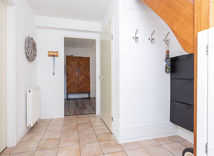 Luftaufnahme des freistehenden Hauses in Julianadorp, Ferienhaus an der Nordseekste in Nordholland, umgeben von Natur und in der Nhe des Meeres.