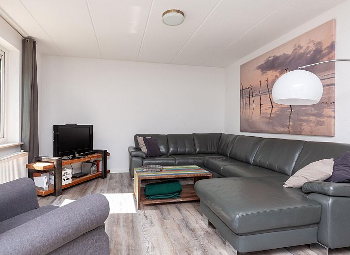 Freistehendes Haus in Julianadorp, Ferienhaus an der Nordseekste in Nordholland mit Reetdach, umgeben von grner Natur.