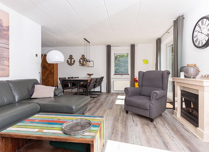 Freistehendes Haus in Julianadorp, Ferienhaus an der Nordseekste in Nordholland mit Reetdach, umgeben von grner Natur.