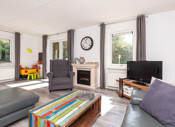 Freistehendes Haus in Julianadorp, Ferienhaus an der Nordseekste in Nordholland mit Reetdach, umgeben von grner Natur.