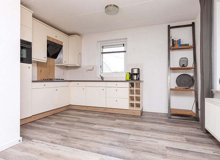 Luftaufnahme des freistehenden Hauses in Julianadorp, Ferienhaus an der Nordseekste in Nordholland, umgeben von grner Natur und Stille.