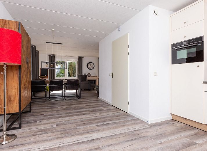 Luftaufnahme des freistehenden Hauses in Julianadorp, Ferienhaus an der Nordseekste in Nordholland, umgeben von grner Natur und Stille.