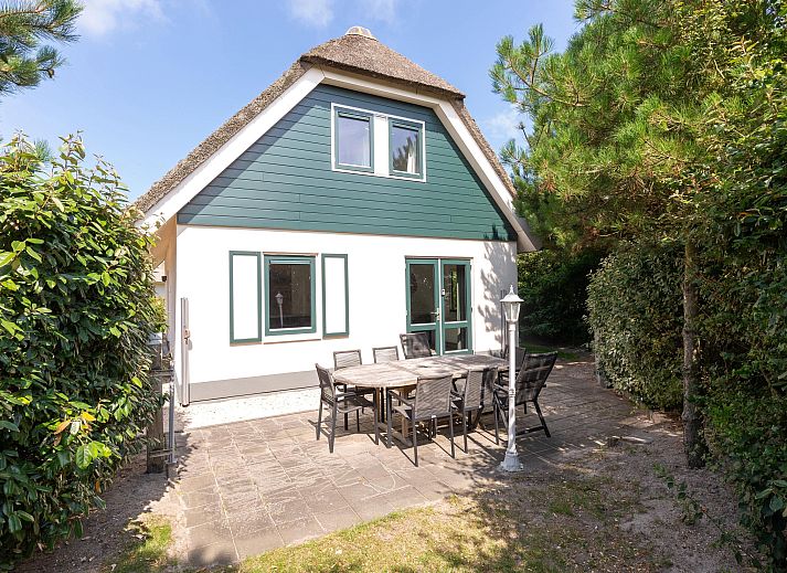 Luftaufnahme des freistehenden Hauses in Julianadorp, Ferienhaus an der Nordseekste in Nordholland, umgeben von grner Natur und Stille.