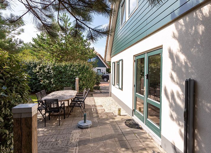 Luftaufnahme der Nordseekste mit Einfamilienhaus in Julianadorp, Ferienhaus in den Dnen von Nordholland fr einen entspannten Aufenthalt.