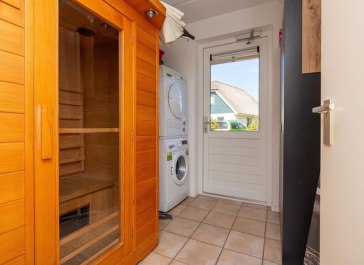 Luftaufnahme der Nordseekste mit Einfamilienhaus in Julianadorp, Ferienhaus in den Dnen von Nordholland fr einen entspannten Aufenthalt.