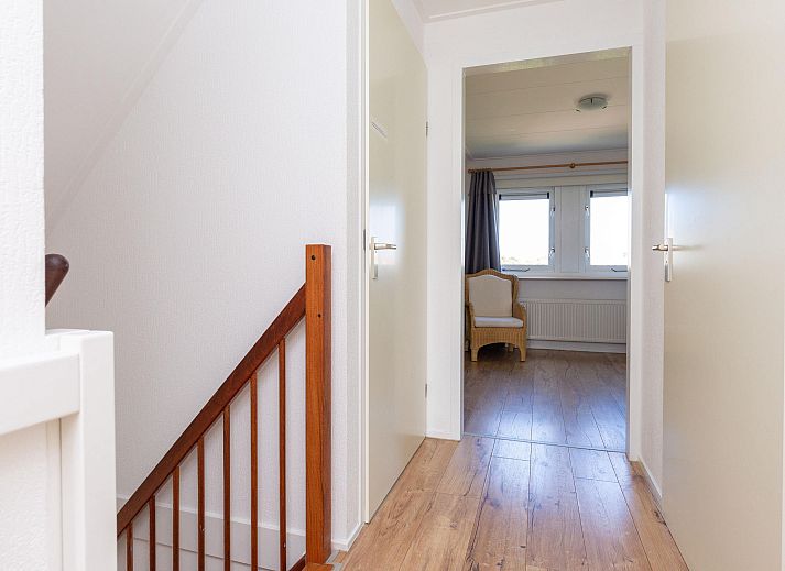 Luftaufnahme der Nordseekste mit Einfamilienhaus in Julianadorp, Ferienhaus in den Dnen von Nordholland fr einen entspannten Aufenthalt.