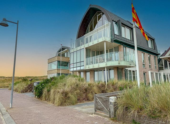 Geraeumige Terrasse des Ferienhauses De Garnaal in Egmond aan Zee mit Blick auf die Nordseekueste und modernem Innenbereich.