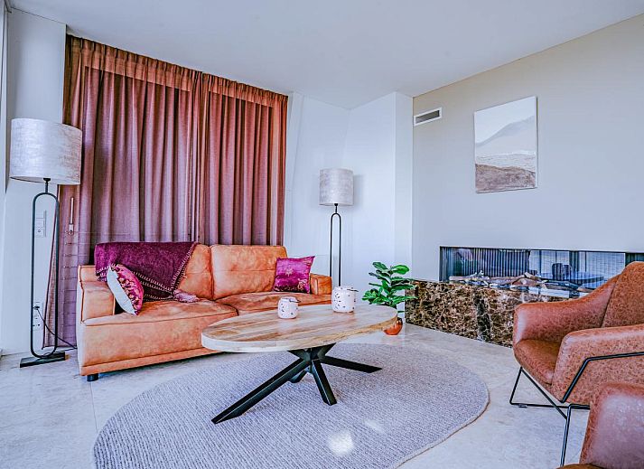 Geraeumige Terrasse des Ferienhauses De Garnaal in Egmond aan Zee mit Blick auf die Nordseekueste und modernem Innenbereich.