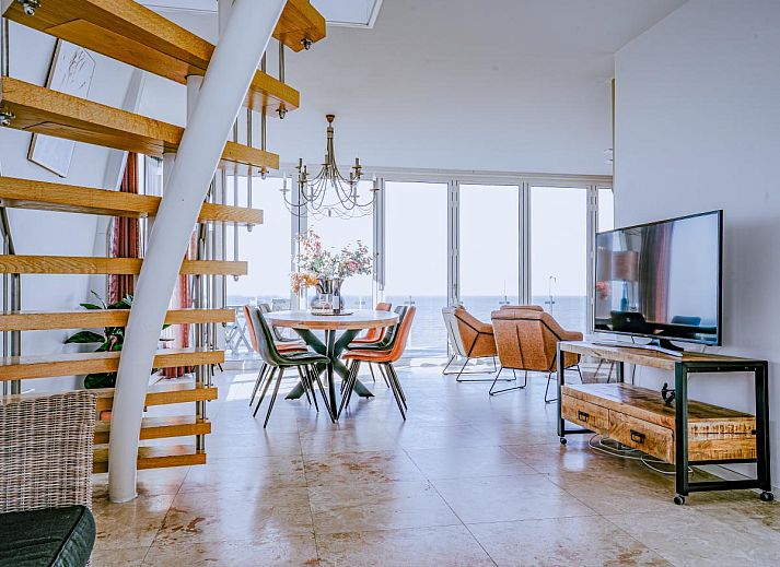Geniessen Sie den Panoramablick auf das Meer von der Terrasse des Ferienhauses De Garnaal in Egmond aan Zee, Nordholland.