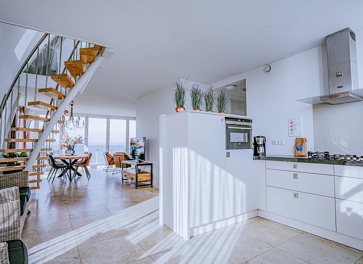 Ferienhaus De Garnaal in Egmond aan Zee, Nordseekueste, Nordholland, mit moderner Architektur und Blick auf die Duenen.