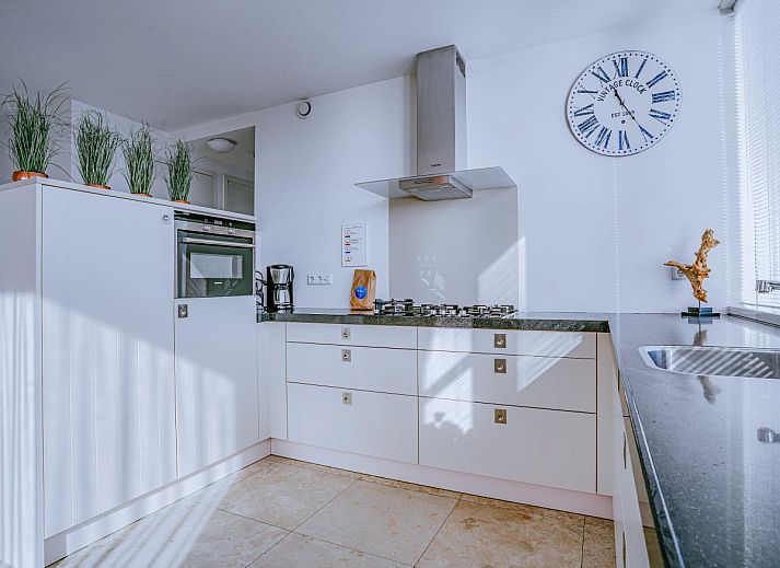 Ferienhaus De Garnaal in Egmond aan Zee, Nordseekueste, Nordholland, mit moderner Architektur und Blick auf die Duenen.