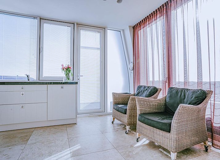 Ferienhaus De Garnaal in Egmond aan Zee, Nordseekueste, Nordholland, mit moderner Architektur und Blick auf die Duenen.