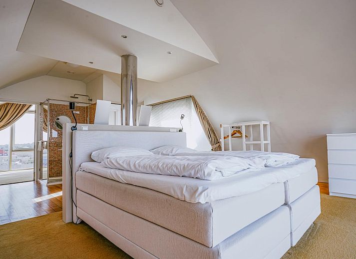 Ferienhaus De Garnaal in Egmond aan Zee, Nordseekueste, Nordholland, mit moderner Architektur und Blick auf die Duenen.