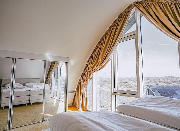 Stilvolles Wohnzimmer des Ferienhauses De Garnaal in Egmond aan Zee an der Nordseekueste mit moderner Einrichtung und viel Tageslicht.