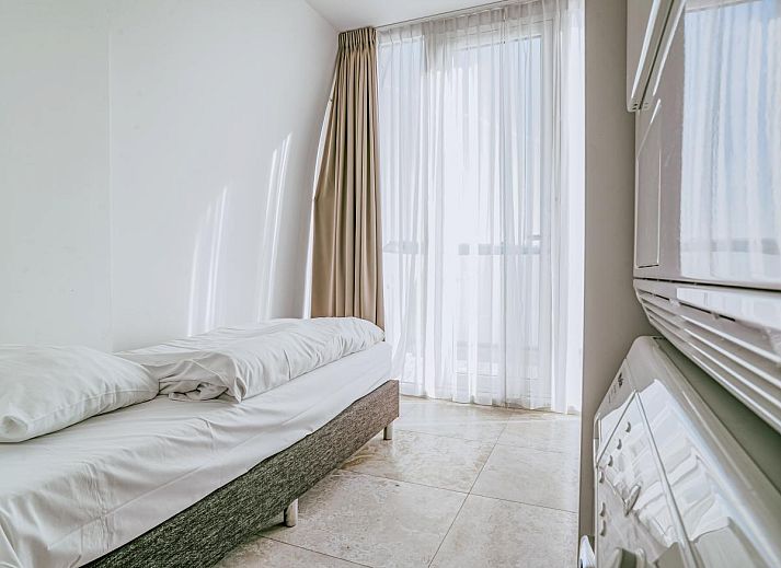 Stilvolles Wohnzimmer des Ferienhauses De Garnaal in Egmond aan Zee an der Nordseekueste. Komfortabler Sitzbereich mit moderner Einrichtung.