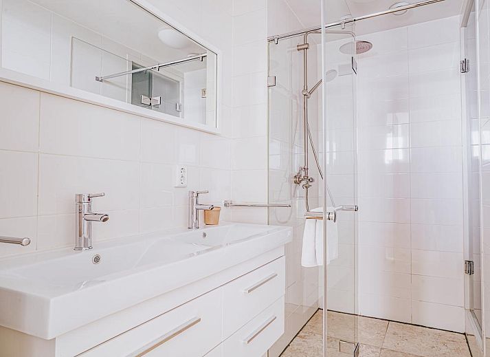 Stilvolles Wohnzimmer des Ferienhauses De Garnaal in Egmond aan Zee an der Nordseekueste. Komfortabler Sitzbereich mit moderner Einrichtung.