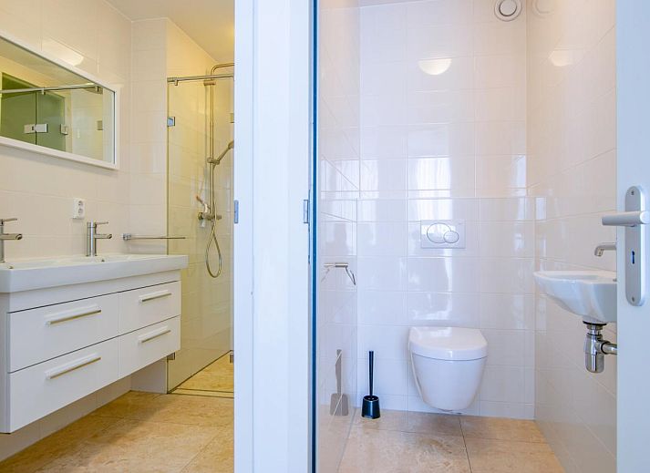 Stilvolles Wohnzimmer des Ferienhauses De Garnaal in Egmond aan Zee an der Nordseekueste. Komfortabler Sitzbereich mit moderner Einrichtung.