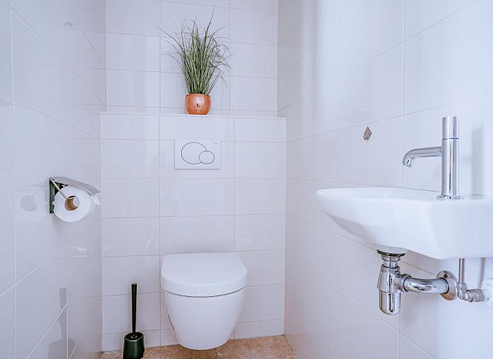 Stilvolles Wohnzimmer des Ferienhauses De Garnaal in Egmond aan Zee an der Nordseekueste. Komfortabler Sitzbereich mit moderner Einrichtung.