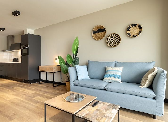 Gemuetliches Wohnzimmer der Wohnung 4B in Egmond aan Zee, Nordseekueste, Nordholland, mit moderner Einrichtung und Licht.