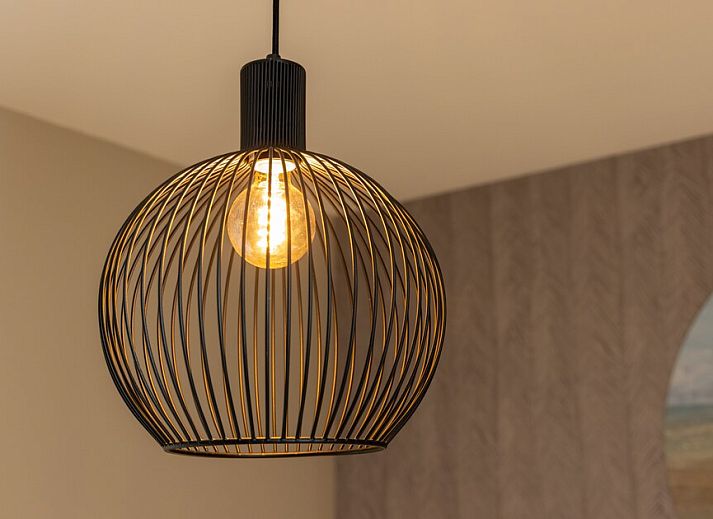 Gemuetliches Wohnzimmer der Wohnung 4B in Egmond aan Zee, Nordseekueste, Nordholland, mit moderner Einrichtung und Licht.