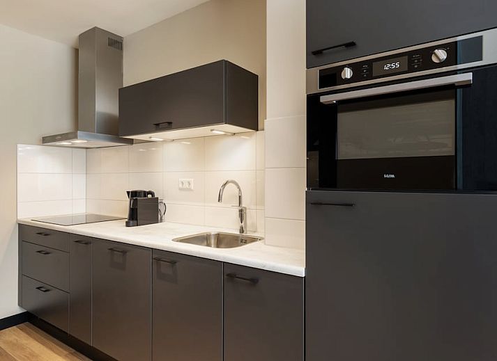 Stilvolles Wohnzimmer der Wohnung 4B in Egmond aan Zee, Nordseekueste. Gemuetliche Sitzecke in der modernen Ferienwohnung Nordholland.