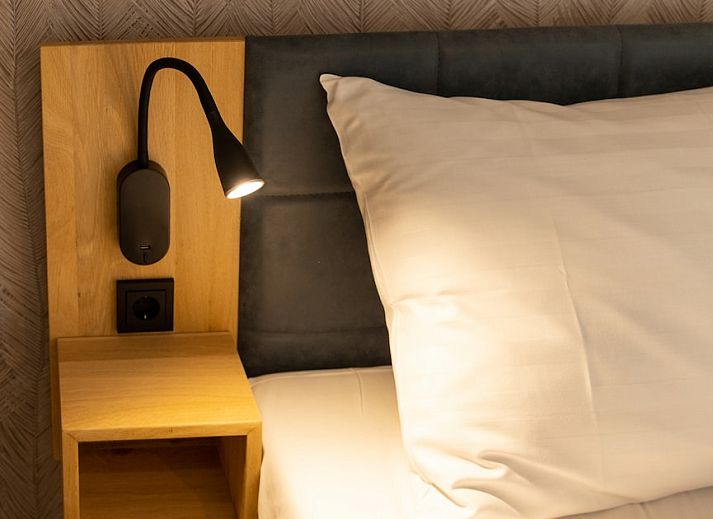 Stilvolles Wohnzimmer der Wohnung 4B in Egmond aan Zee, Nordseekueste. Gemuetliche Sitzecke in der modernen Ferienwohnung Nordholland.