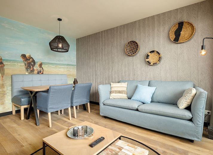 Stijlvolle woonkamer van Appartement 3A in Egmond aan Zee, Noordzeekust, Noord-Holland, met comfortabele zithoek en eethoek.