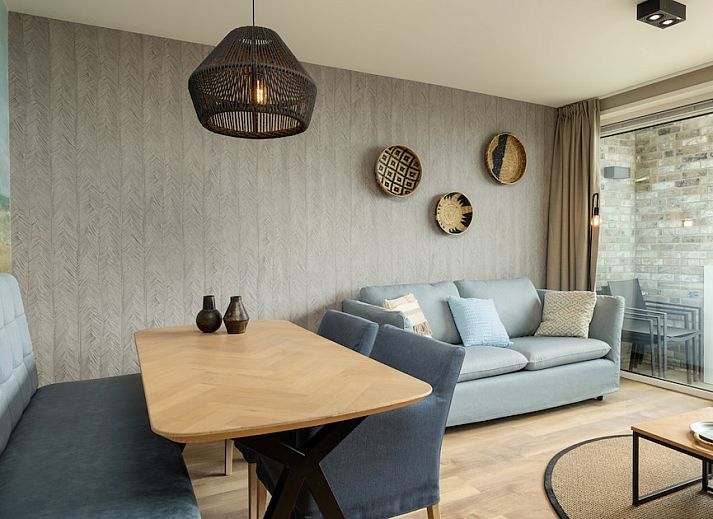Stijlvolle woonkamer van Appartement 3A in Egmond aan Zee, Noordzeekust, Noord-Holland, met comfortabele zithoek en eethoek.