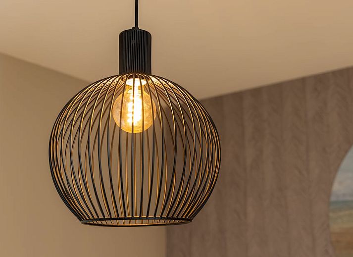 Stijlvolle woonkamer van Appartement 3A in Egmond aan Zee, Noordzeekust, Noord-Holland, met comfortabele zithoek en eethoek.