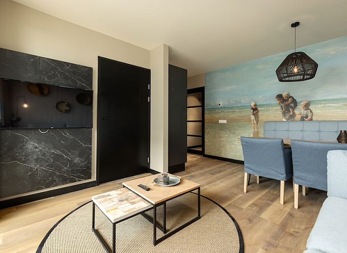 Stijlvolle woonkamer van Appartement 3A in Egmond aan Zee, Noordzeekust, Noord-Holland, met comfortabele zithoek en eethoek.