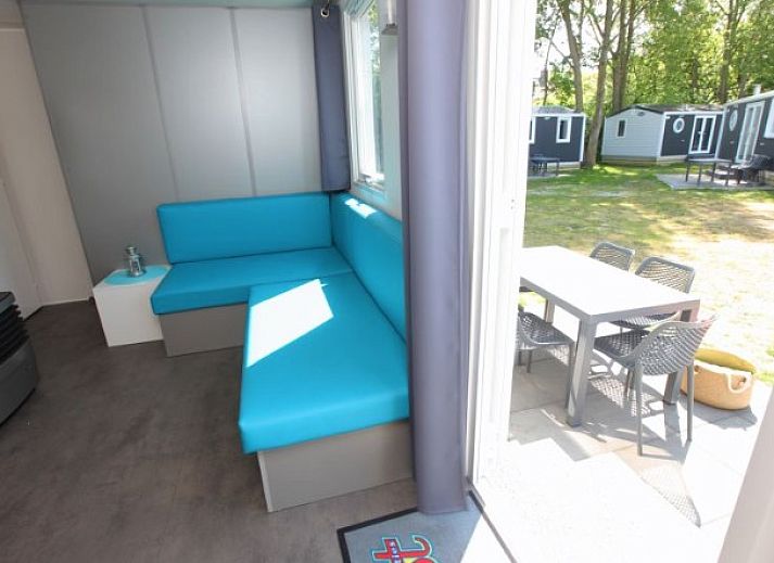 Vrijstaande comfort chalet ECO6 met terras in Egmond aan Zee, Noordzeekust, Noord-Holland, ideaal voor buitenontspanning.