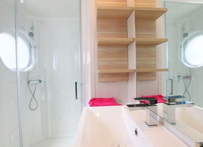 Moderne woonkamer in Vrijstaande comfort chalet ECO6, Egmond aan Zee, Noordzeekust, met comfortabele zitruimte en keuken.