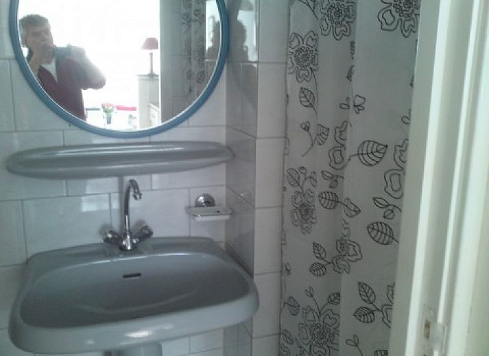 Lichte woonkamer in zomerhuis DEZEESTER, Egmond aan Zee, met comfortabele zithoek en moderne inrichting.