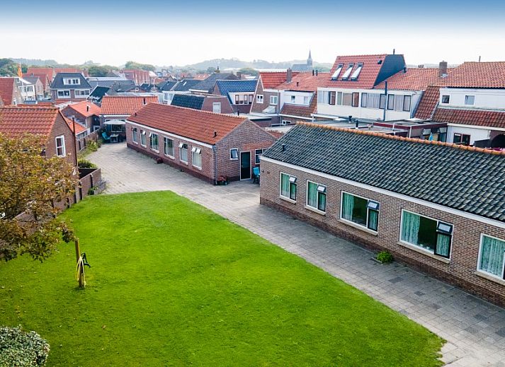 Luftaufnahme von Egmond aan Zee mit Zomerhuisjes de Bels an der Nordseekueste in Nordholland.