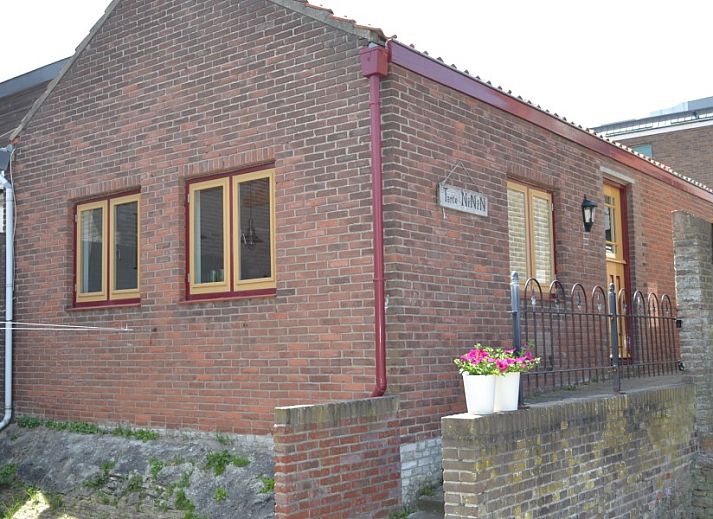 Luftaufnahme von Egmond aan Zee mit Zomerhuisjes de Bels an der Nordseekueste in Nordholland.