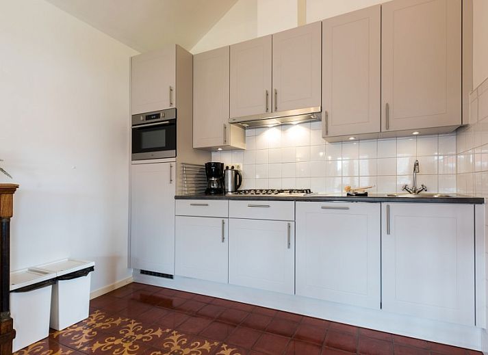 Gruener Innenhof im Zomerhuisjes de Bels, Ferienhaus in Egmond aan Zee, Nordholland.