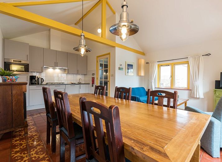 Gruener Innenhof im Zomerhuisjes de Bels, Ferienhaus in Egmond aan Zee, Nordholland.