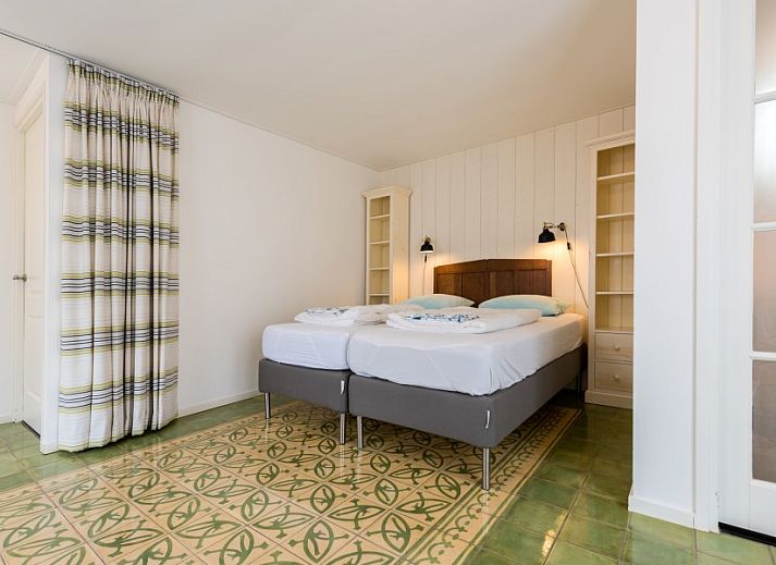 Gruener Innenhof im Zomerhuisjes de Bels, Ferienhaus in Egmond aan Zee, Nordholland.