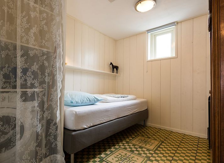 Gruener Innenhof im Zomerhuisjes de Bels, Ferienhaus in Egmond aan Zee, Nordholland.