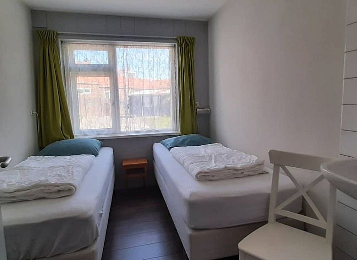 Gemuetliche Terrasse mit Sonnenschirm im Zomerhuisjes de Bels, Ferienhaus in Egmond aan Zee, Nordholland.