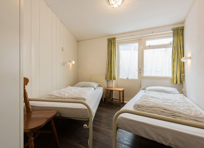 Gemuetliche Terrasse mit Sonnenschirm im Zomerhuisjes de Bels, Ferienhaus in Egmond aan Zee, Nordholland.